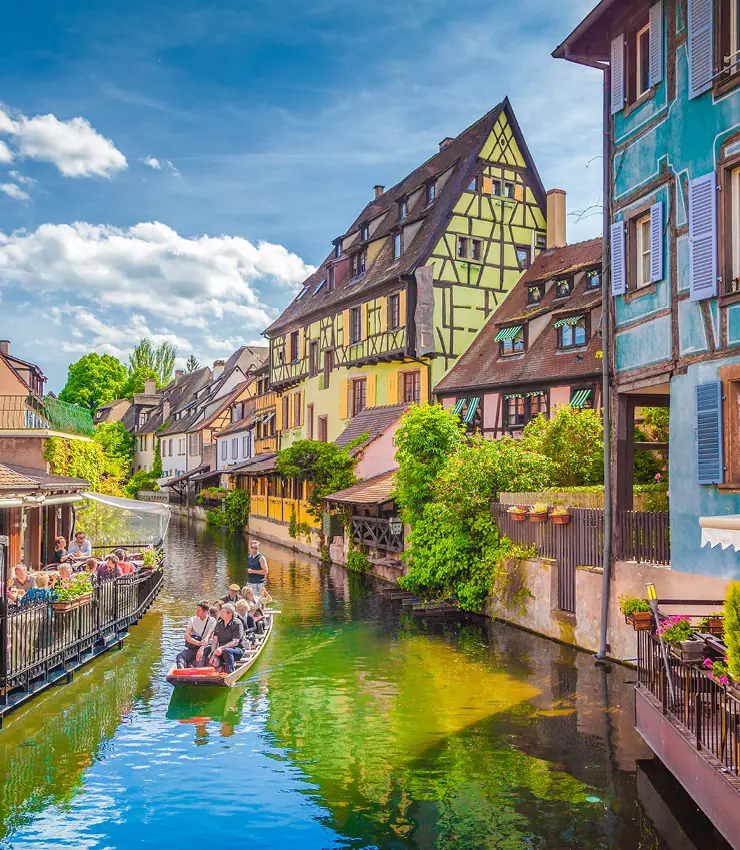 Fachwerkhäuser und Blumen in der Altstadt von Colmar im Elsass