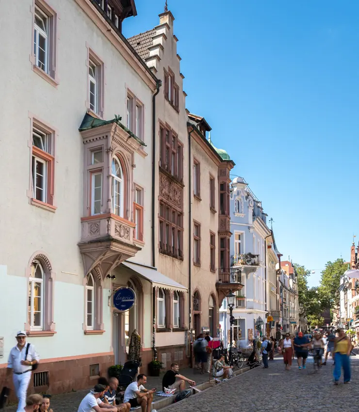 Das Freiburger Münster über den Dächern der Altstadt